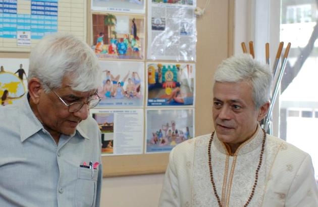 Visita de Om Prakash Tiwari - Administrador do Keivalydhama Institute - 