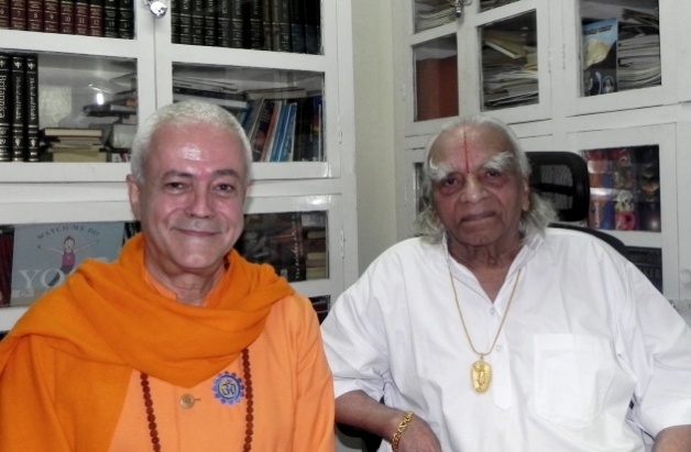 Meeting with H.H. B.K.S. Iyengar Jí Mahá Rája  - Pune, India - 2011, October