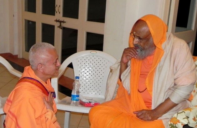 Meeting with H.H. Pujya Svámin Dayánanda Sarasvatí - Ahmedabad, India - 2011