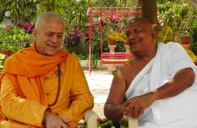Rencontre avec Shrī Svāmin  Munishri Kirtichandrajī, Founder of  Shantiniketan Āshrama - Valsad, Inde - 2011